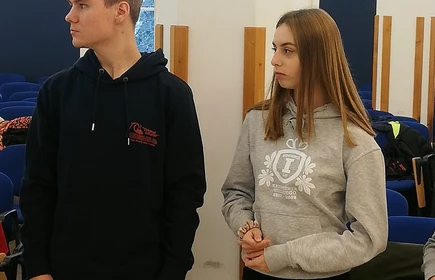 Na zdjęciu para uczniów