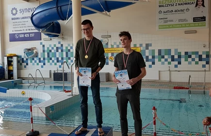Na zdjęciu trzej uczniowie na podium wraz z dyplomami i medalami