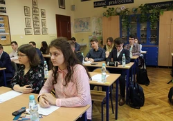 Na zdjęciu uczniowie siedzący w klasie 