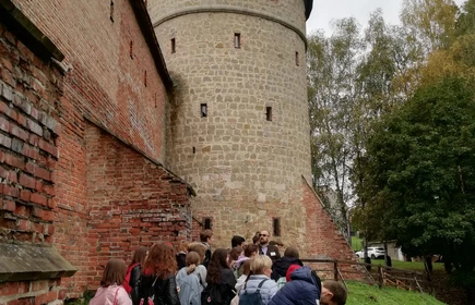Grupa uczniów przed zabytkiem