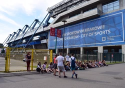 Grupowe zdjęcie pod stadionem