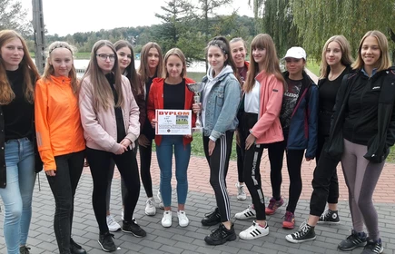 Grupowe zdjęcie uczennic wraz z dyplomem