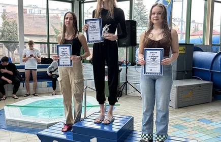 trzy uczennice stojące na podium