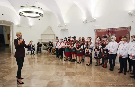 zesp&oacute;ł folkowy w sali z pierwszą damą i kwartetem w tle