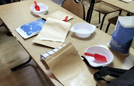 Uczniowie robią eksperymenty