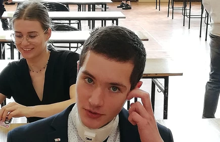 Grupowe zdjęcie osób piszących maturę