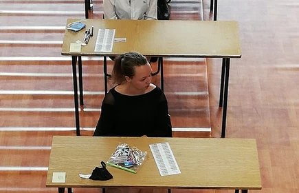 Grupowe zdjęcie osób piszących maturę