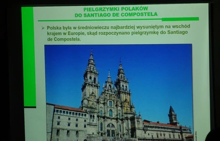 Na zdjęciu projektor na którym prezentowany jest jeden z tematów spotkania