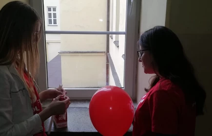 Na zdjęciu dwie uczennice z balonami  - SOS dla Afryki 