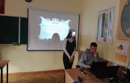 Na zdjęciu uczniowie w trakcie wykładu