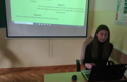 Na zdjęciu uczniowie w trakcie wykładu