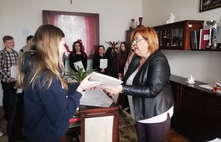 Wręczanie dyplomu uczestniczce