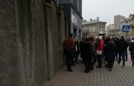 Grupa osób  trakcie wycieczki edukacyjnej