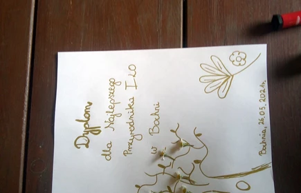 Na zdjęciu dyplom najlepszego przyrodnika 