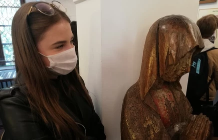 Grupowe zdjęcie uczniów w trakcie zwiedzania muzeum 