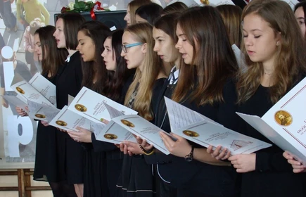 Dwudziestu Dyrektor&oacute;w i ślubowanie klas pierwszych 17