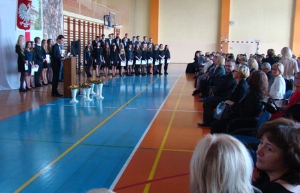 Dwudziestu Dyrektor&oacute;w i ślubowanie klas pierwszych 7