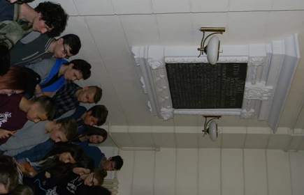 Tablice pamiątkowe w westibulu 5