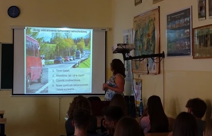 Zdjęcie przedstawia: prowadzącą wykład oraz uczestnik&oacute;w.