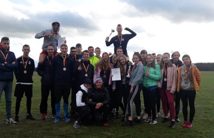 Grupowe zdjęcie z pucharami i dyplomami oraz medalami 