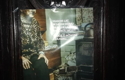 Zdjęcie plakatu znajdującego się na drzwiach 