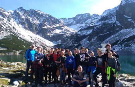 Dzieci na tle g&oacute;rskiego krajobrazu