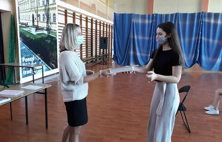 Uczennica odbiera świadectwo 