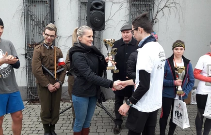 Na zdjęciu wręczanie pucharu zwycięzcą biegu 