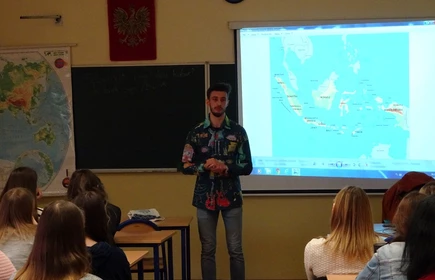 Zdjęcie ukazuję uczestników oraz osobę w trakcie wykładu