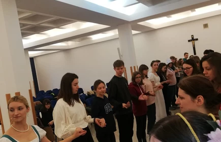 Na zdjęciu uczniowie trzymający się za ręce 