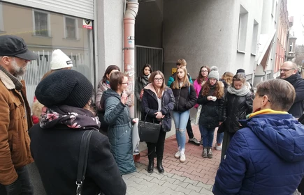 Grupa osób w trakcie wycieczki edukacyjnej