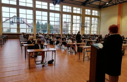 Na zdjęciu sala pełna uczniów na zakończeniu roku