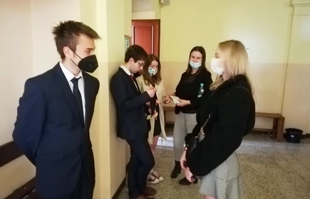 Zdjęcie maturzystów na korytarzu 