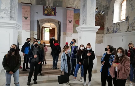 Grupowe zdjęcie uczniów siedzących na ławce
