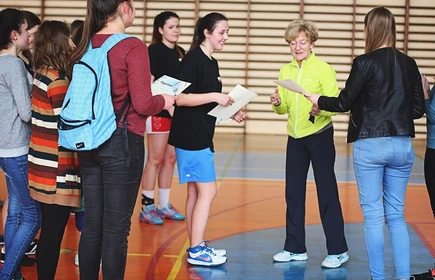 Dziewczęta z klasy   3i  &bdquo;Mistrzem Szkoły&rdquo; w koszyk&oacute;wce 13