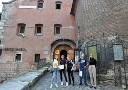Zdjęcie prezentuje: Grupę uczestników projektu w trakcie zwiedzania Lwowa. 