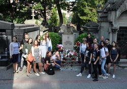 Zdjęcie prezentuje: uczestników projektu na tle grobu Marii Konopnickiej. 
