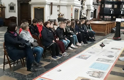 Uczestnicy wykładu obserwujący wahadło  