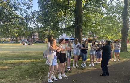 uczniowie zwiedzający park