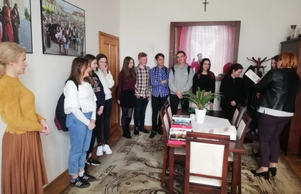 Grupowe zdjęcie uczestników projektu podczas wręczenia dyplomu