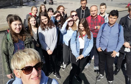 Grupowe zdjęcie uczniów wraz z nauczycielami podczas wycieczki