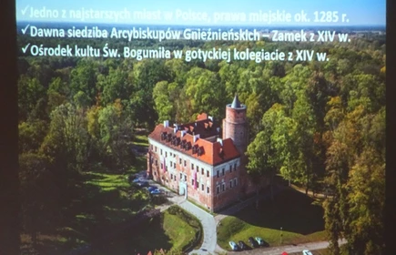 Na zdjęciu ekran projektora na którym prezentowany jest jeden z tematów spotkania 