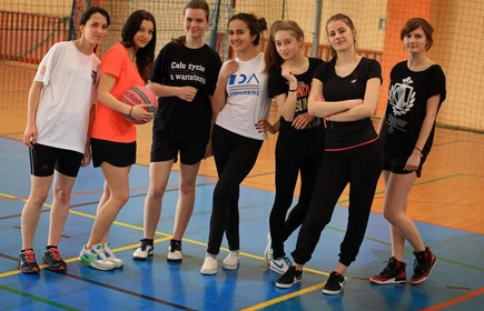 Reprezentacja klasy 3 B Mistrzem Szkoły  w koszykówce dziewcząt 15
