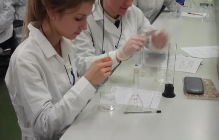 Zajęcia laboratoryjne prowadzone w ramach współpracy z  Wydziałem Chemii UJ 3