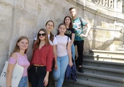Grupowe zdjęcie uczestników podczas zwiedzania Lwowa