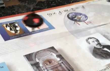 Na zdjęciu rozmyte zdjęcie wahadła 