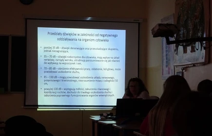 Zdjęcie prezentuję ekran rzutnika na którym znajduję się jeden z tematów spotkania