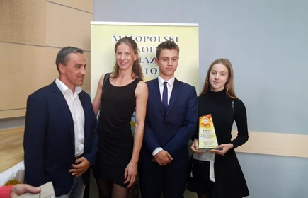Zdjęcie prezentuję reprezentantów 1LO z nagrodą 