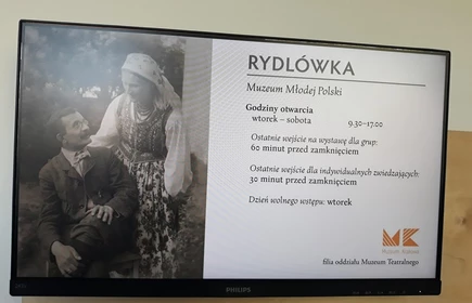 Tablica z informacjami o godzinach otwarcia muzeum 