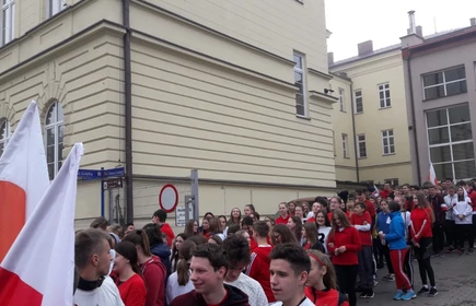 Grupowe zdjęcie uczestników biegu 
